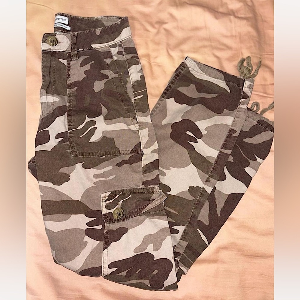 Urban outfitters brown/camo cargo pants size 0